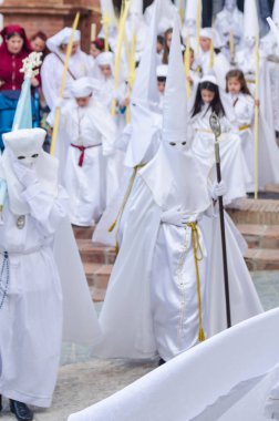 Velez Malaga, İspanya - 25 Mart 2018 insanlar geçit töreninde kutsal hafta İspanyol bir şehirde, Paskalya katılan