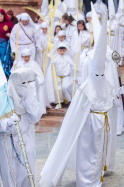 Velez Malaga, İspanya - 25 Mart 2018 insanlar geçit töreninde kutsal hafta İspanyol bir şehirde, Paskalya katılan