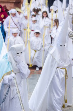 Velez Malaga, İspanya - 25 Mart 2018 insanlar geçit töreninde kutsal hafta İspanyol bir şehirde, Paskalya katılan