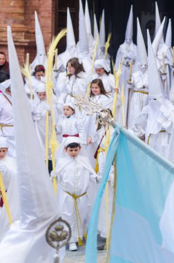 Velez Malaga, İspanya - 25 Mart 2018 insanlar geçit töreninde kutsal hafta İspanyol bir şehirde, Paskalya katılan