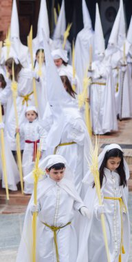 Velez Malaga, İspanya - 25 Mart 2018 insanlar geçit töreninde kutsal hafta İspanyol bir şehirde, Paskalya katılan