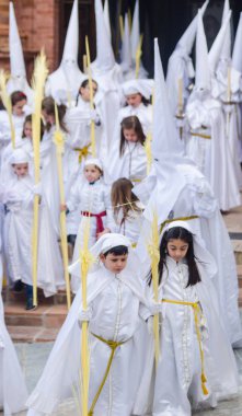 Velez Malaga, İspanya - 25 Mart 2018 insanlar geçit töreninde kutsal hafta İspanyol bir şehirde, Paskalya katılan