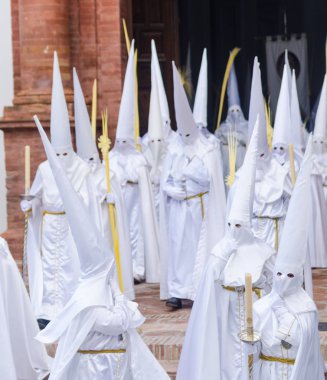 Velez Malaga, İspanya - 25 Mart 2018 insanlar geçit töreninde kutsal hafta İspanyol bir şehirde, Paskalya katılan