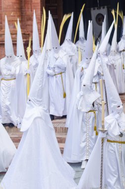 Velez Malaga, İspanya - 25 Mart 2018 insanlar geçit töreninde kutsal hafta İspanyol bir şehirde, Paskalya katılan