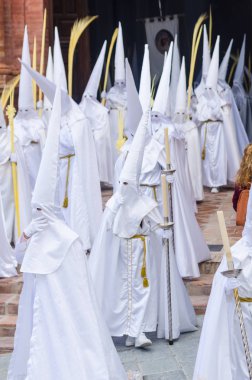 Velez Malaga, İspanya - 25 Mart 2018 insanlar geçit töreninde kutsal hafta İspanyol bir şehirde, Paskalya katılan