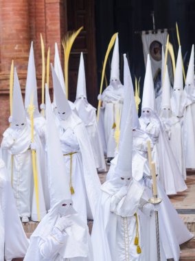 Velez Malaga, İspanya - 25 Mart 2018 insanlar geçit töreninde kutsal hafta İspanyol bir şehirde, Paskalya katılan