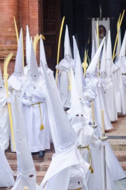 Velez Malaga, İspanya - 25 Mart 2018 insanlar geçit töreninde kutsal hafta İspanyol bir şehirde, Paskalya katılan