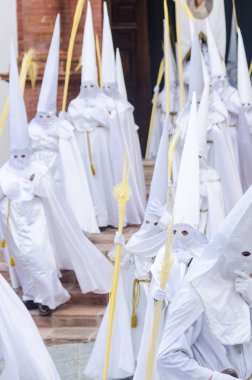 Velez Malaga, İspanya - 25 Mart 2018 insanlar geçit töreninde kutsal hafta İspanyol bir şehirde, Paskalya katılan