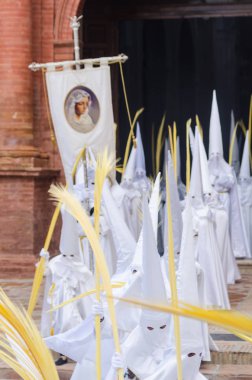 Velez Malaga, İspanya - 25 Mart 2018 insanlar geçit töreninde kutsal hafta İspanyol bir şehirde, Paskalya katılan