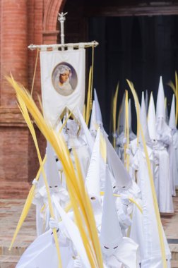 Velez Malaga, İspanya - 25 Mart 2018 insanlar geçit töreninde kutsal hafta İspanyol bir şehirde, Paskalya katılan