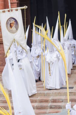 Velez Malaga, İspanya - 25 Mart 2018 insanlar geçit töreninde kutsal hafta İspanyol bir şehirde, Paskalya katılan