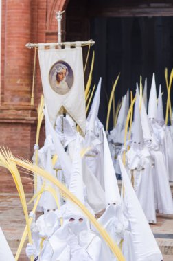 Velez Malaga, İspanya - 25 Mart 2018 insanlar geçit töreninde kutsal hafta İspanyol bir şehirde, Paskalya katılan