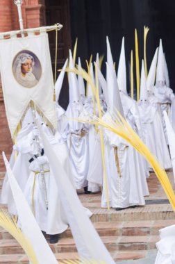 Velez Malaga, İspanya - 25 Mart 2018 insanlar geçit töreninde kutsal hafta İspanyol bir şehirde, Paskalya katılan