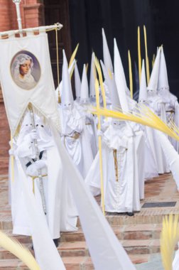 Velez Malaga, İspanya - 25 Mart 2018 insanlar geçit töreninde kutsal hafta İspanyol bir şehirde, Paskalya katılan