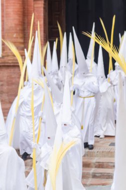 Velez Malaga, İspanya - 25 Mart 2018 insanlar geçit töreninde kutsal hafta İspanyol bir şehirde, Paskalya katılan