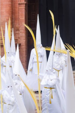 Velez Malaga, İspanya - 25 Mart 2018 insanlar geçit töreninde kutsal hafta İspanyol bir şehirde, Paskalya katılan