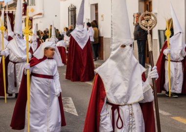 Velez Malaga, İspanya - 25 Mart 2018 insanlar geçit töreninde kutsal hafta İspanyol bir şehirde, Paskalya katılan