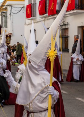 Velez Malaga, İspanya - 25 Mart 2018 insanlar geçit töreninde kutsal hafta İspanyol bir şehirde, Paskalya katılan