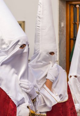 Velez Malaga, İspanya - 25 Mart 2018 insanlar geçit töreninde kutsal hafta İspanyol bir şehirde, Paskalya katılan