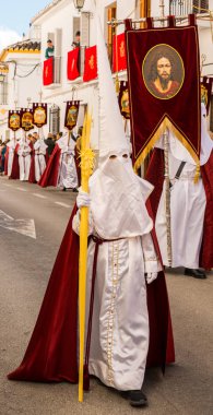 Velez Malaga, İspanya - 25 Mart 2018 insanlar geçit töreninde kutsal hafta İspanyol bir şehirde, Paskalya katılan