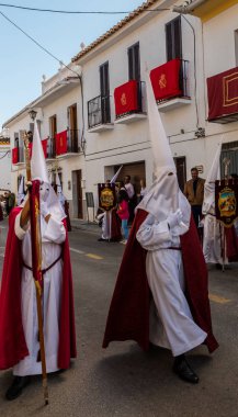 Velez Malaga, İspanya - 25 Mart 2018 insanlar geçit töreninde kutsal hafta İspanyol bir şehirde, Paskalya katılan
