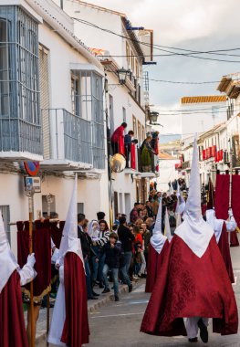 Velez Malaga, İspanya - 25 Mart 2018 insanlar geçit töreninde kutsal hafta İspanyol bir şehirde, Paskalya katılan