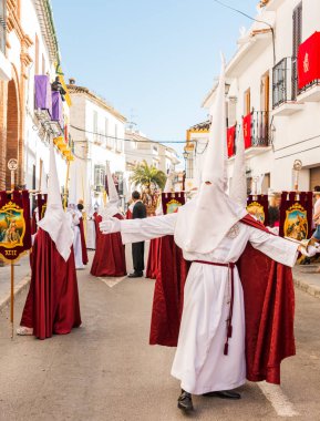 Velez Malaga, İspanya - 25 Mart 2018 insanlar geçit töreninde kutsal hafta İspanyol bir şehirde, Paskalya katılan