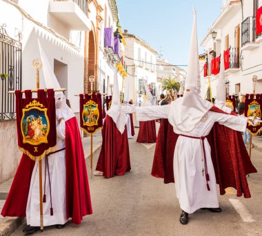 Velez Malaga, İspanya - 25 Mart 2018 insanlar geçit töreninde kutsal hafta İspanyol bir şehirde, Paskalya katılan