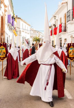 Velez Malaga, İspanya - 25 Mart 2018 insanlar geçit töreninde kutsal hafta İspanyol bir şehirde, Paskalya katılan