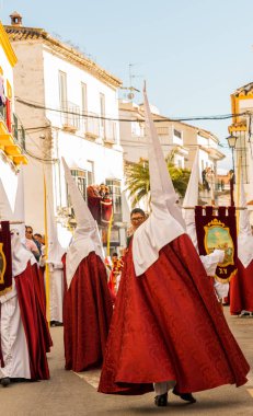 Velez Malaga, İspanya - 25 Mart 2018 insanlar geçit töreninde kutsal hafta İspanyol bir şehirde, Paskalya katılan