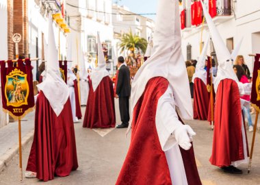 Velez Malaga, İspanya - 25 Mart 2018 insanlar geçit töreninde kutsal hafta İspanyol bir şehirde, Paskalya katılan