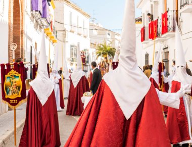Velez Malaga, İspanya - 25 Mart 2018 insanlar geçit töreninde kutsal hafta İspanyol bir şehirde, Paskalya katılan