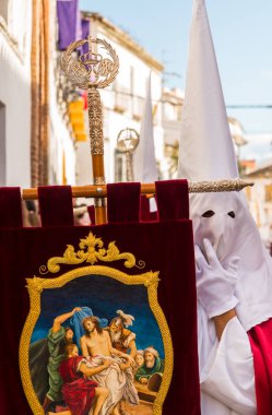 Velez Malaga, İspanya - 25 Mart 2018 insanlar geçit töreninde kutsal hafta İspanyol bir şehirde, Paskalya katılan