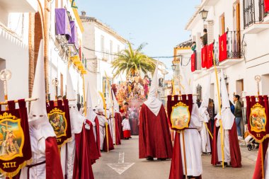 Velez Malaga, İspanya - 25 Mart 2018 insanlar geçit töreninde kutsal hafta İspanyol bir şehirde, Paskalya katılan