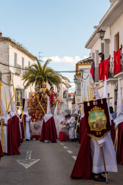 Velez Malaga, İspanya - 25 Mart 2018 insanlar geçit töreninde kutsal hafta İspanyol bir şehirde, Paskalya katılan