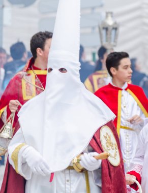 Velez Malaga, İspanya - 25 Mart 2018 insanlar geçit töreninde kutsal hafta İspanyol bir şehirde, Paskalya katılan