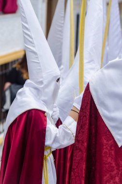 Velez Malaga, İspanya - 25 Mart 2018 insanlar geçit töreninde kutsal hafta İspanyol bir şehirde, Paskalya katılan