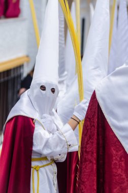 Velez Malaga, İspanya - 25 Mart 2018 insanlar geçit töreninde kutsal hafta İspanyol bir şehirde, Paskalya katılan