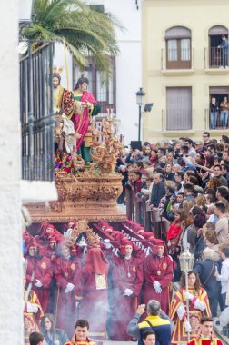 Velez Malaga, İspanya - 25 Mart 2018 insanlar geçit töreninde kutsal hafta İspanyol bir şehirde, Paskalya katılan