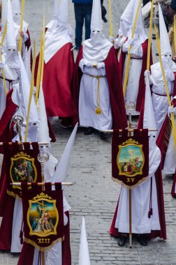 Velez Malaga, İspanya - 25 Mart 2018 insanlar geçit töreninde kutsal hafta İspanyol bir şehirde, Paskalya katılan
