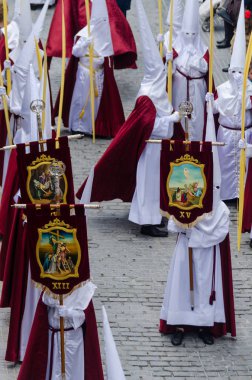 Velez Malaga, İspanya - 25 Mart 2018 insanlar geçit töreninde kutsal hafta İspanyol bir şehirde, Paskalya katılan