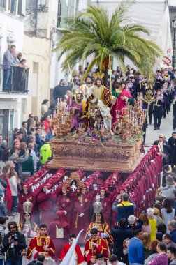 Velez Malaga, İspanya - 25 Mart 2018 insanlar geçit töreninde kutsal hafta İspanyol bir şehirde, Paskalya katılan