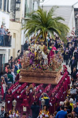 Velez Malaga, İspanya - 25 Mart 2018 insanlar geçit töreninde kutsal hafta İspanyol bir şehirde, Paskalya katılan