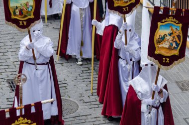 Velez Malaga, İspanya - 25 Mart 2018 insanlar geçit töreninde kutsal hafta İspanyol bir şehirde, Paskalya katılan