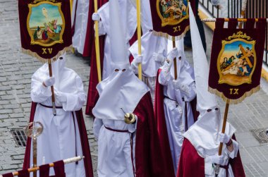 Velez Malaga, İspanya - 25 Mart 2018 insanlar geçit töreninde kutsal hafta İspanyol bir şehirde, Paskalya katılan