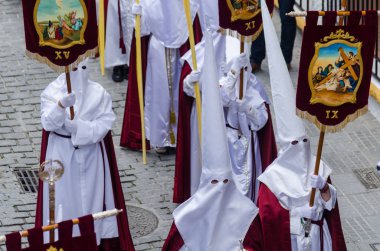 Velez Malaga, İspanya - 25 Mart 2018 insanlar geçit töreninde kutsal hafta İspanyol bir şehirde, Paskalya katılan