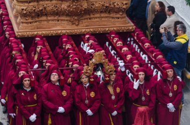 Velez Malaga, İspanya - 25 Mart 2018 insanlar geçit töreninde kutsal hafta İspanyol bir şehirde, Paskalya katılan