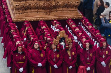 Velez Malaga, İspanya - 25 Mart 2018 insanlar geçit töreninde kutsal hafta İspanyol bir şehirde, Paskalya katılan
