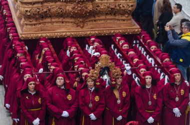 Velez Malaga, İspanya - 25 Mart 2018 insanlar geçit töreninde kutsal hafta İspanyol bir şehirde, Paskalya katılan