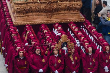 Velez Malaga, İspanya - 25 Mart 2018 insanlar geçit töreninde kutsal hafta İspanyol bir şehirde, Paskalya katılan